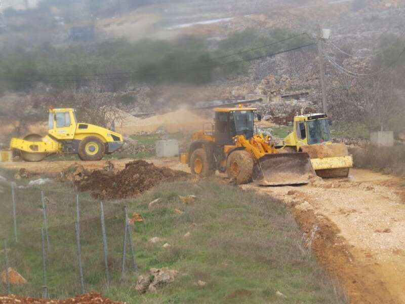 עבודות הכשרת דרך הגישה לישוב היום // צילום: צחי מירי